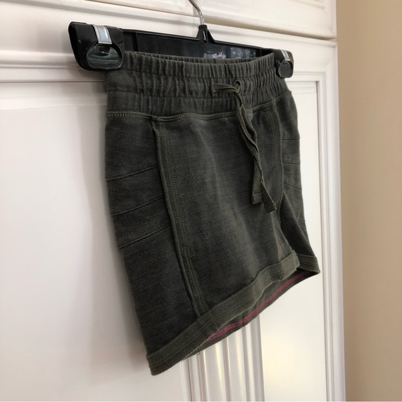 SIZE 6 - Ivivva by Lululemon girls skirt - Picture 3 of 7